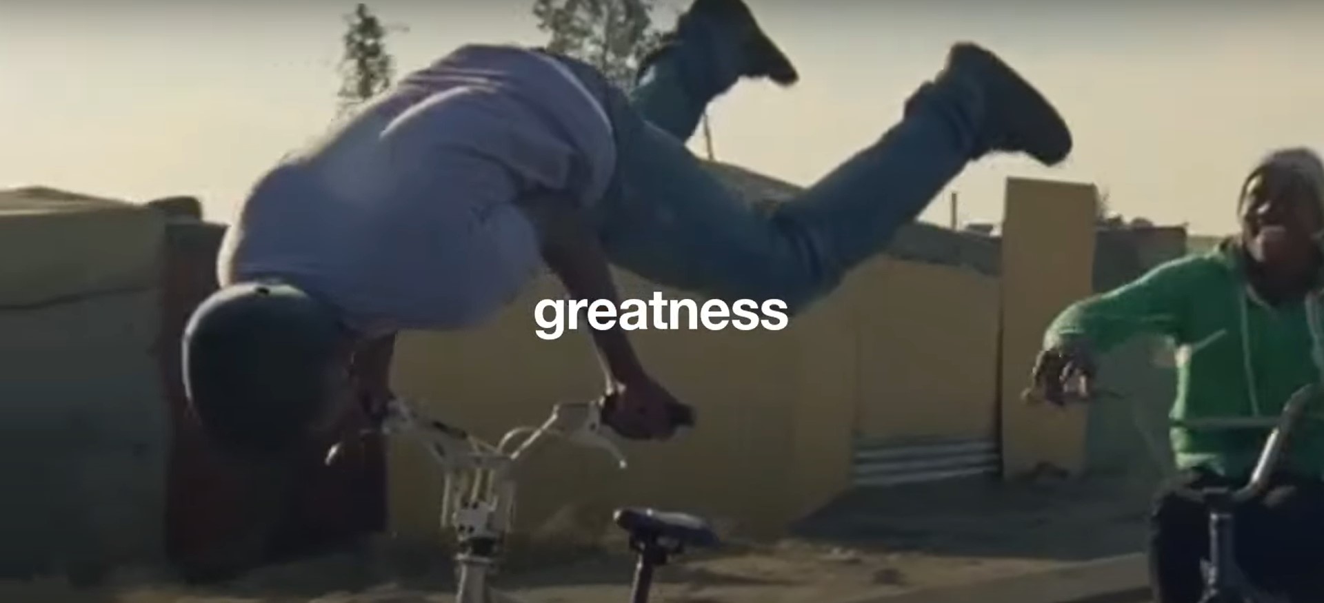 Сторителлер перед вдохновленной аудиторией